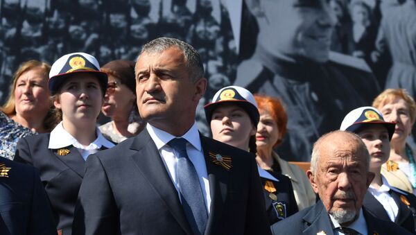 Президент Южной Осетии Анатолий Бибилов принял участие в военном параде в ознаменование 75-летия Победы - Sputnik Южная Осетия