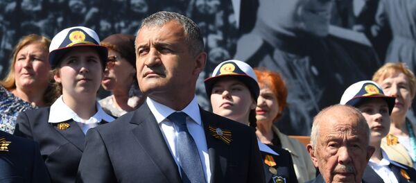 Президент Южной Осетии Анатолий Бибилов принял участие в военном параде в ознаменование 75-летия Победы Президент Южной Осетии Анатолий Бибилов принял участие в военном параде в ознаменование 75-летия Победы - Sputnik Южная Осетия