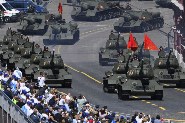 Танки Т-34-85 во время военного парада Победы на Красной площади - Sputnik Южная Осетия