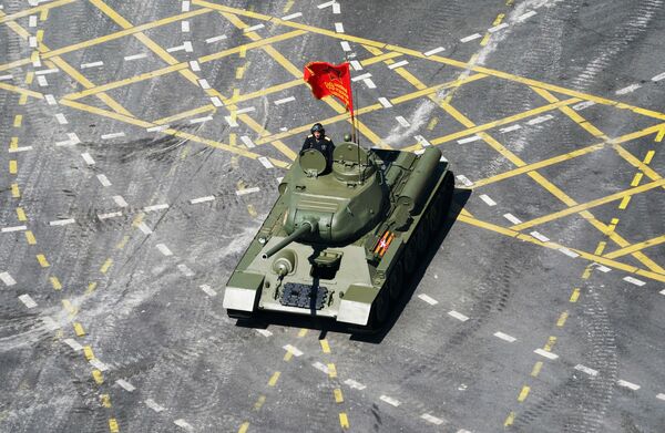 Танк Т-34-85 во время военного парада Победы - Sputnik Южная Осетия