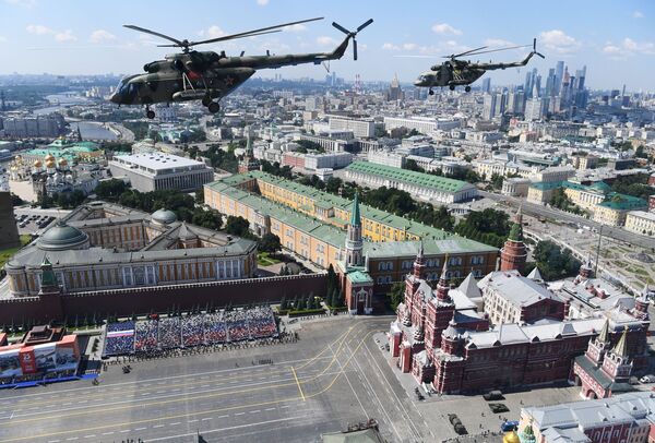 Многоцелевые вертолеты Ми-8 во время воздушной части военного парада Победы - Sputnik Южная Осетия