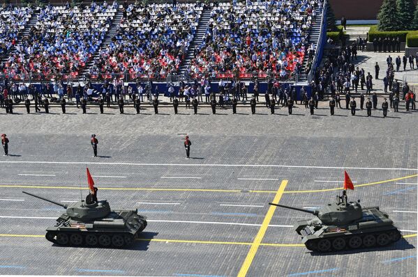 Танки Т-34-85 во время военного парада Победы - Sputnik Южная Осетия