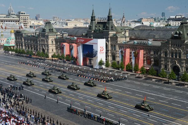Танки Т-34-85 во время военного парада в ознаменование 75-летия Победы на Красной площади - Sputnik Южная Осетия