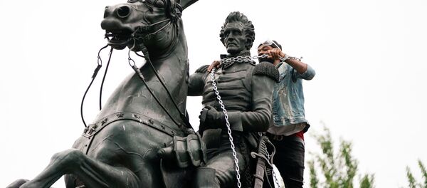 Протестующие во время попытки снести памятник президенту США Эндрю Джексону в Вашингтоне Протестующие во время попытки снести памятник президенту США Эндрю Джексону в Вашингтоне - Sputnik Южная Осетия