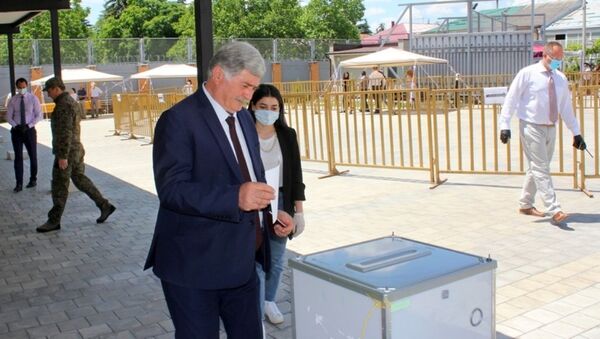 Премьер Южной Осетии Эрик Пухаев голосует на участке в российском посольстве  - Sputnik Южная Осетия