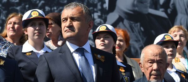 Президент Анатолий Бибилов во время военного парада  на Красной площади в Москве Президент Анатолий Бибилов во время военного парада  на Красной площади в Москве - Sputnik Южная Осетия