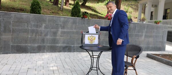Анатолий Бибилов проголосовал по поправкам в Конституцию РФ Анатолий Бибилов проголосовал по поправкам в Конституцию РФ - Sputnik Южная Осетия