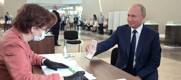 Президент РФ В. Путин принял участие в голосовании по внесению поправок в Конституцию РФ - Sputnik Южная Осетия