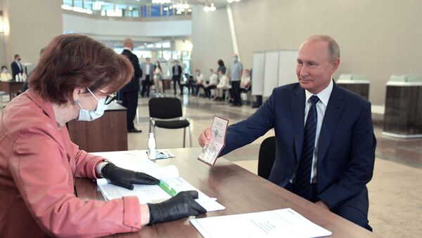 Президент РФ В. Путин принял участие в голосовании по внесению поправок в Конституцию РФ - Sputnik Южная Осетия