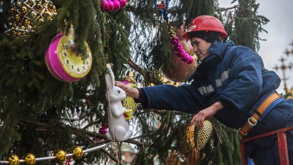 Украшение Новогодней елки на Соборной площади Кремля - Sputnik Южная Осетия