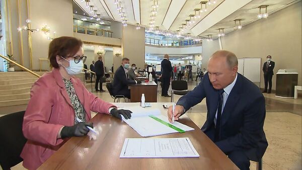 Владимир Путин проголосовал по поправкам к Конституции России - Sputnik Южная Осетия