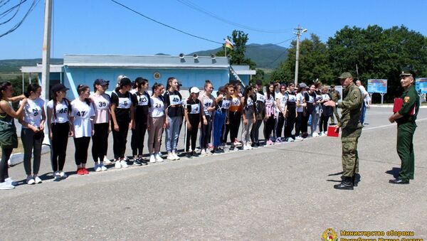 В Южной Осетии проверили физподготовку девушек-абитуриентов в военные вузы - Sputnik Южная Осетия