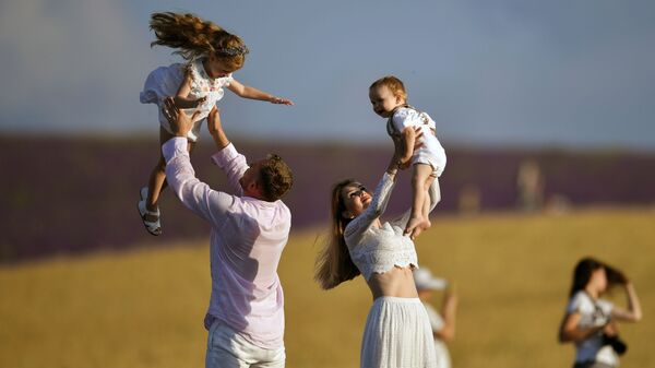 Семья с детьми на лавандовом поле в Крыму - Sputnik Южная Осетия