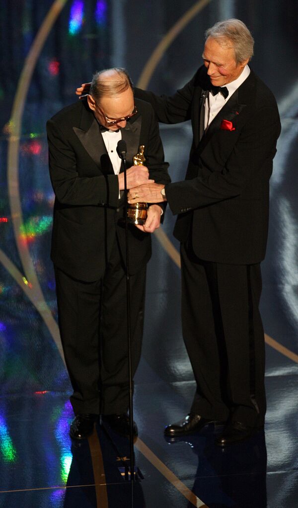 Режиссер Клинт Иствуд во время вручения премии композитору Эннио Морриконе на церемонии Оскар в Голливуде - Sputnik Южная Осетия