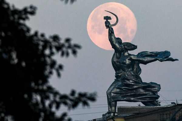 Скульптура Рабочий и колхозница на фоне полной луны в Москве  - Sputnik Южная Осетия