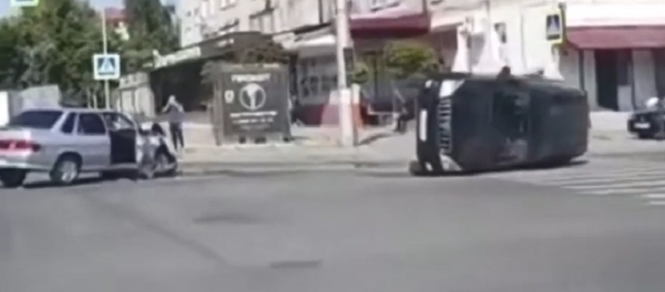 Во Владикавказе Лада протаранила и перевернула джип Во Владикавказе Лада протаранила и перевернула джип - Sputnik Южная Осетия