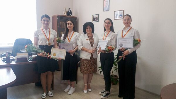 В министерстве образования наградили медалистов - Sputnik Южная Осетия