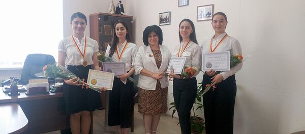 Хуссар Иры ахуырады министр схорзӕхджын кодта медалистты Хуссар Иры ахуырады министр схорзӕхджын кодта медалистты - Sputnik Хуссар Ирыстон