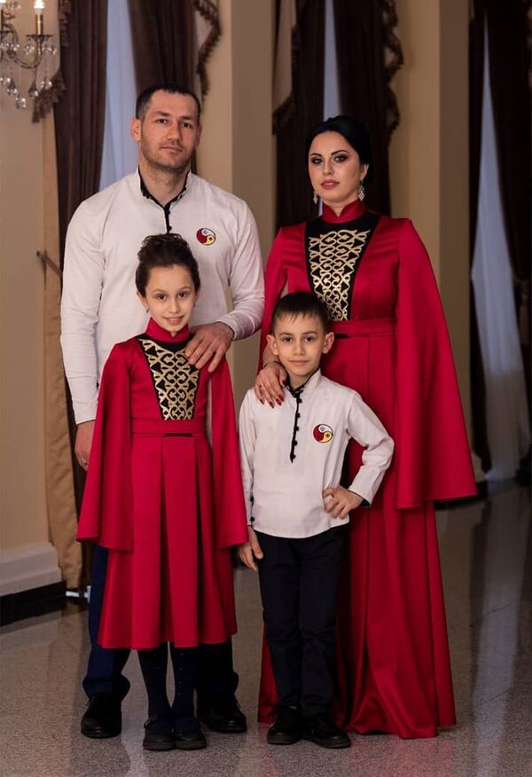 Семья Козаевых - супруги Сослан и Олеся с детьми. - Sputnik Южная Осетия