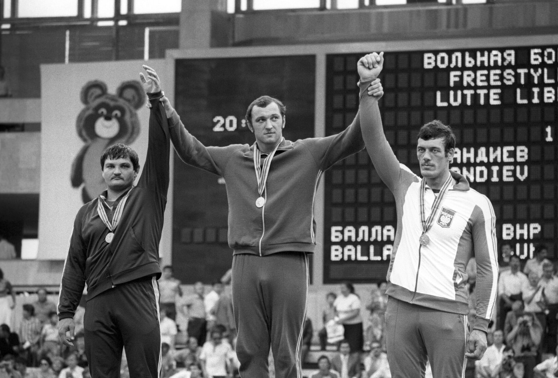 Сослан Андиев на верхней ступени пьедестала почета XXII Олимпийских игр - Sputnik Южная Осетия, 1920, 21.04.2022