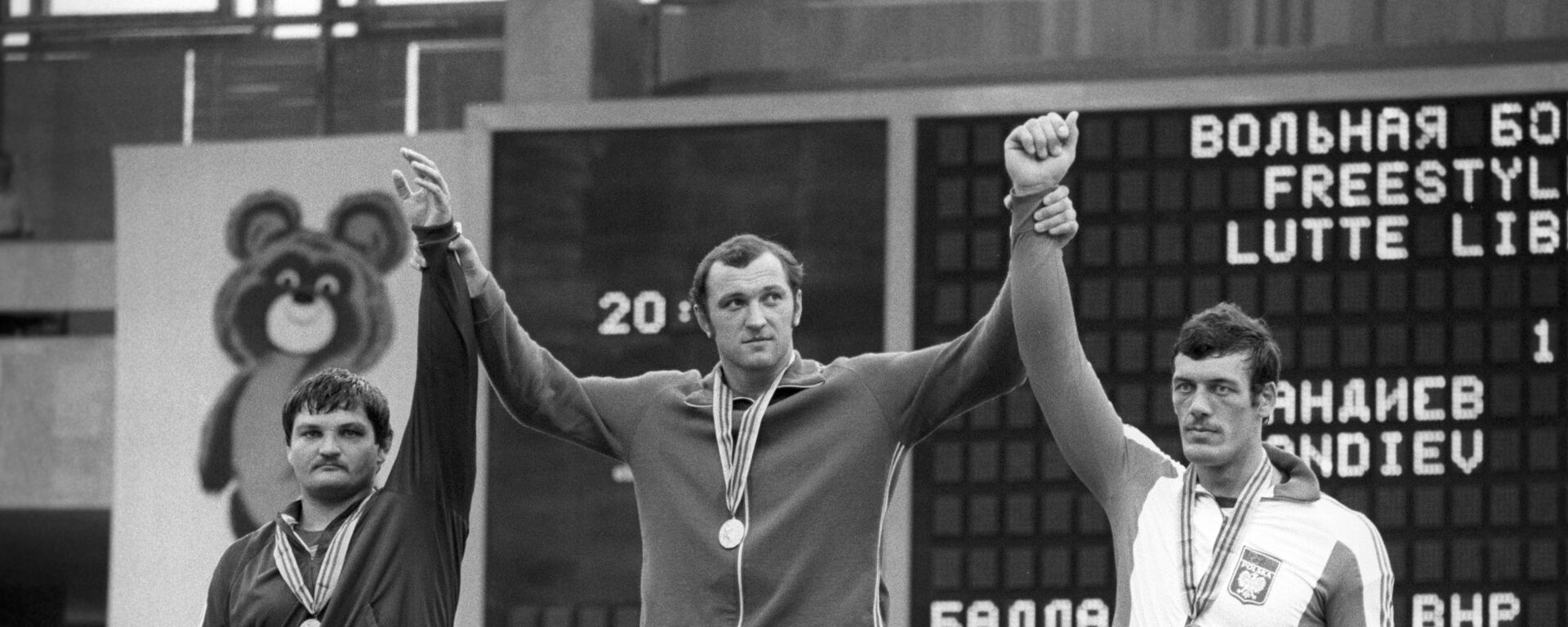 Сослан Андиев на верхней ступени пьедестала почета XXII Олимпийских игр - Sputnik Южная Осетия, 1920, 26.11.2025