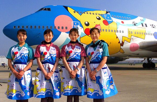 Стюардессы японской авиакомпании All Nippon Airways напротив самолета Pokemon (Pocket Monsters), 1999 год - Sputnik Южная Осетия