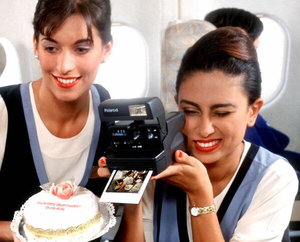 Бортпроводницы авиакомпании United Arab Emirates во время празднования дня рождения ребенка на борту самолета, 1997 год  - Sputnik Южная Осетия