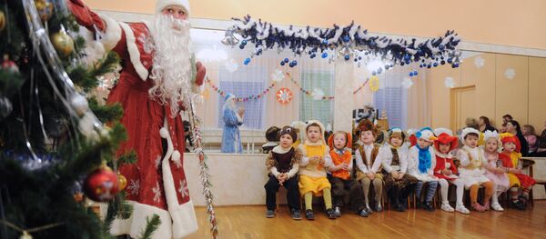 Новогодний утренник в детском доме в Великом Новгороде Новогодний утренник в детском доме в Великом Новгороде - Sputnik Хуссар Ирыстон