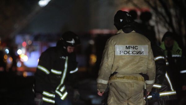Сотрудники пожарной службы МЧС России во время тушения пожара - Sputnik Южная Осетия