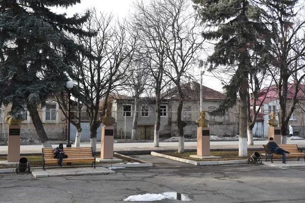 Они установлены в два ряда, и получается, что смотрят друг на друга. Они установлены в два ряда, и получается, что смотрят друг на друга. - Sputnik Южная Осетия