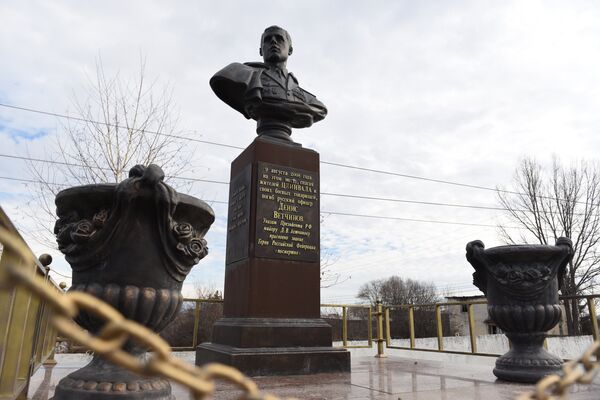 Памятник герою совсем недавних событий — войны августа 2008 года — Денису Ветчинову установлен на месте его гибели в районе Шанхай - Sputnik Южная Осетия