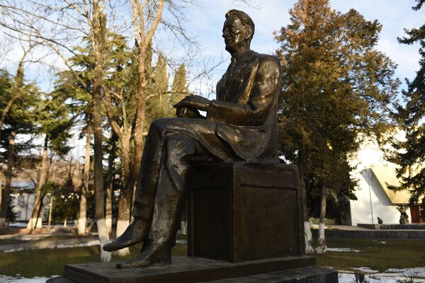В центре Цхинвала есть всем известный памятник Васо Абаеву. - Sputnik Южная Осетия