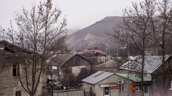 Практически на каждую значимую для Южной Осетии дату к основанию памятника возлагают цветы и венки, а сам ангел смотрит вдаль на север поверх крыш домов. Практически на каждую значимую для Южной Осетии дату к основанию памятника возлагают цветы и венки, а сам ангел смотрит вдаль на север поверх крыш домов. - Sputnik Южная Осетия
