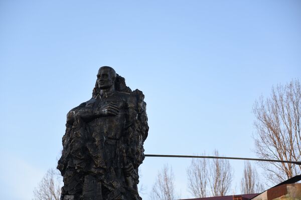 Памятник воину интернационалисту был установлен около года назад. - Sputnik Южная Осетия