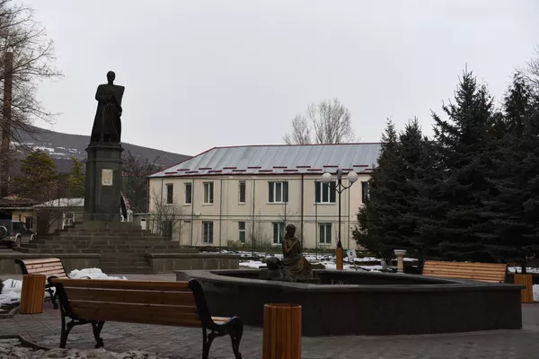 Самый известный памятник Цхинвала — памятник Коста Хетагурову. Самый известный памятник Цхинвала — памятник Коста Хетагурову. - Sputnik Южная Осетия