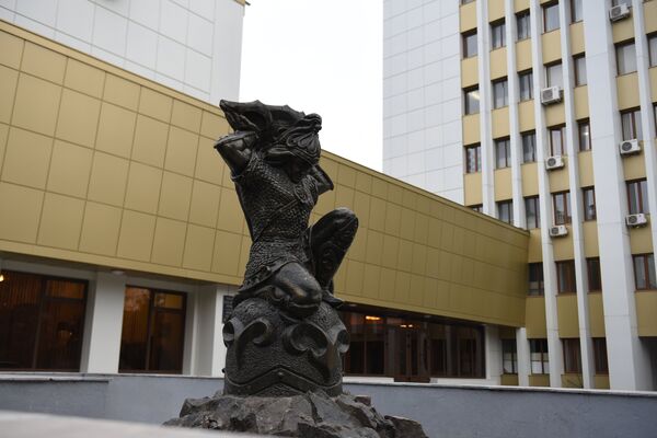Перед зданием правительства Южной Осетии имеется скульптура Нарт Батрадз. - Sputnik Южная Осетия