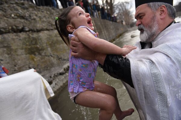 Первыми крещение приняли дети. - Sputnik Южная Осетия