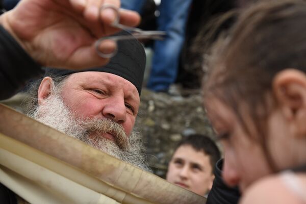 Уже несколько лет желающие покреститься в Южной Осетии ждут дня Крещения Господня. - Sputnik Южная Осетия