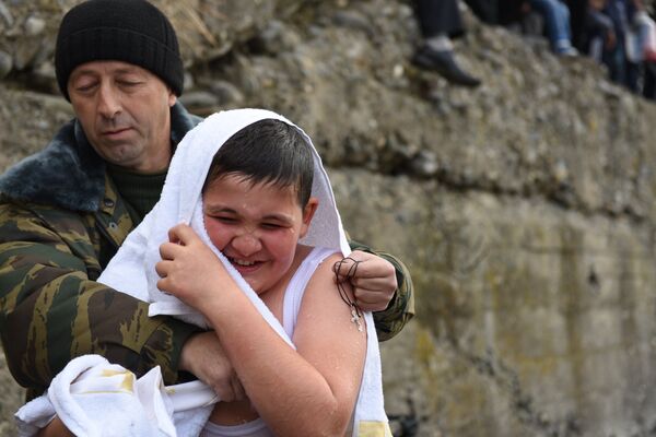 Всего крещение приняли около ста человек. - Sputnik Южная Осетия