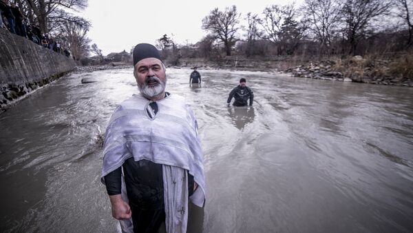 Отец Яков во время Крещения в реке Лиахве. - Sputnik Южная Осетия