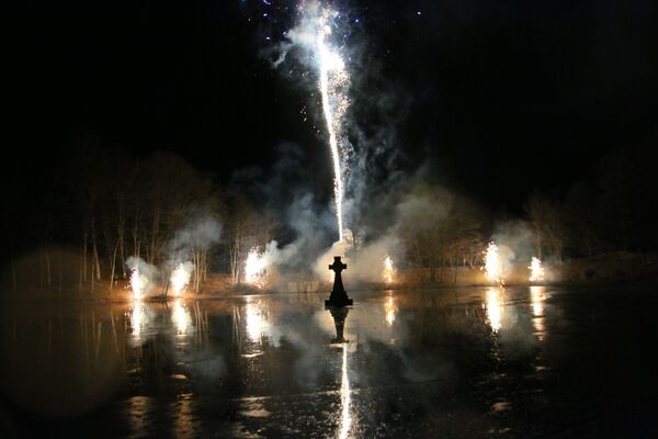 В завершение праздника небо над озером осветили огни фейерверков. - Sputnik Южная Осетия