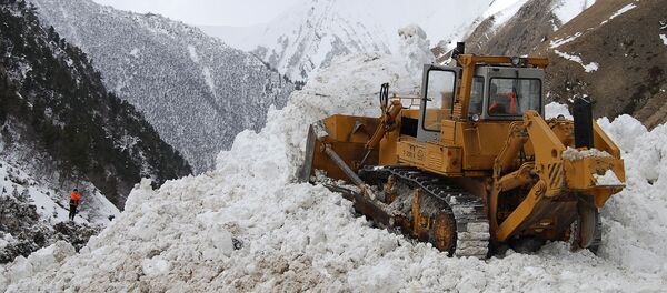 Расчистка снежных завалов на Транскавказской автомагистрали - Sputnik Южная Осетия