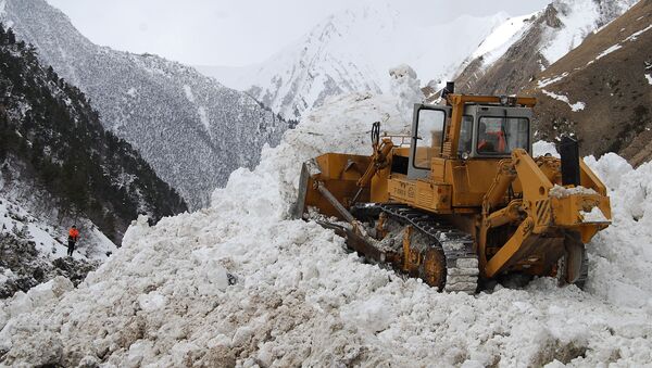 Расчистка снежных завалов на Транскавказской автомагистрали - Sputnik Южная Осетия