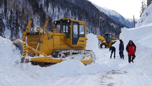 Расчистка снежных завалов и принудительный спуск лавин на Транскавказской автомагистрали - Sputnik Хуссар Ирыстон