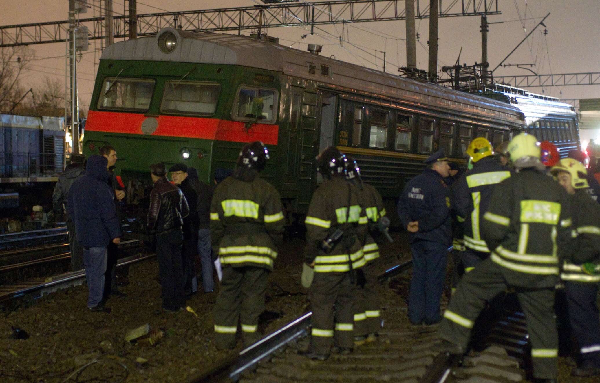 Тверь электричка пожар. Пожар вагонов в электропоездепоезде под Москвой. Попала под электричку Тверь. Электричка Тверь. Электричка столкнулась на конечной.