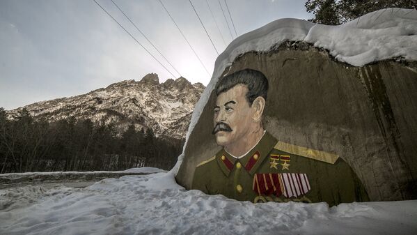 Камень с портретом Иосифа Сталина встречает путников на въезде в Цей, а Коста Хетагуров провожает. - Sputnik Южная Осетия