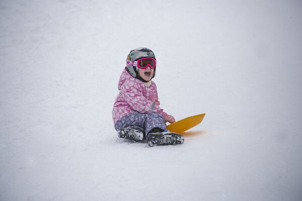 Те, кому еще рано вставать на лыжи, несказанно рады ледянкам. - Sputnik Южная Осетия