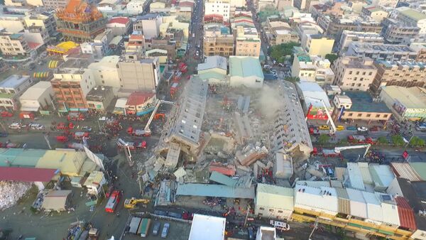 Жилой 17-этажный дом рухнул во время землетрясения на Тайване. Съемка с дрона - Sputnik Южная Осетия
