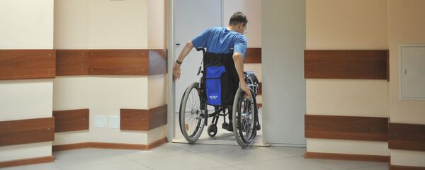 Мужчина в инвалидном кресле Мужчина в инвалидном кресле - Sputnik Южная Осетия