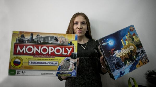Среди предложенных учащимся игр — одна из самых известных — Монополия. - Sputnik Южная Осетия